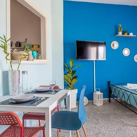 Blue Manos, In Διαμέρισμα